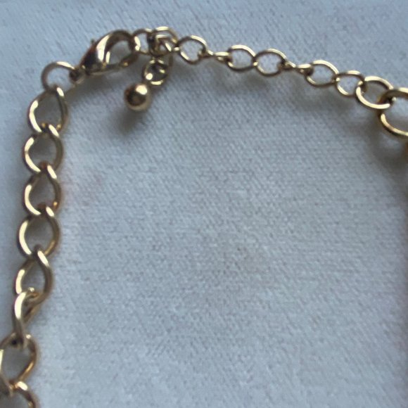 Classic statement necklace triangle designs - Picture 5 of 5